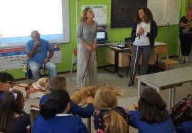 Aula scolastica, i bambini ascoltano la lezione di Stefania Terrè con il suo Italo
