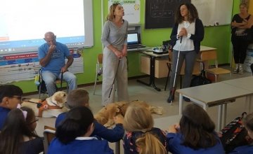 Aula scolastica, i bambini ascoltano la lezione di Stefania Terrè con il suo Italo