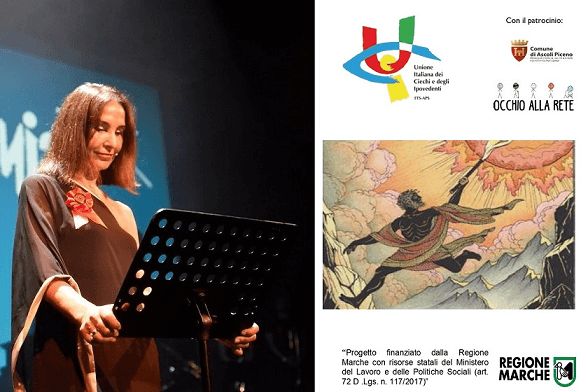 Una bella immagine dell'assessore alla Cultura del Comune di Ascoli Piceno, Donatella Ferretti, sul palco del teatro Ventidio Basso. Indossa un abito a tunica e ha le mani sul leggio