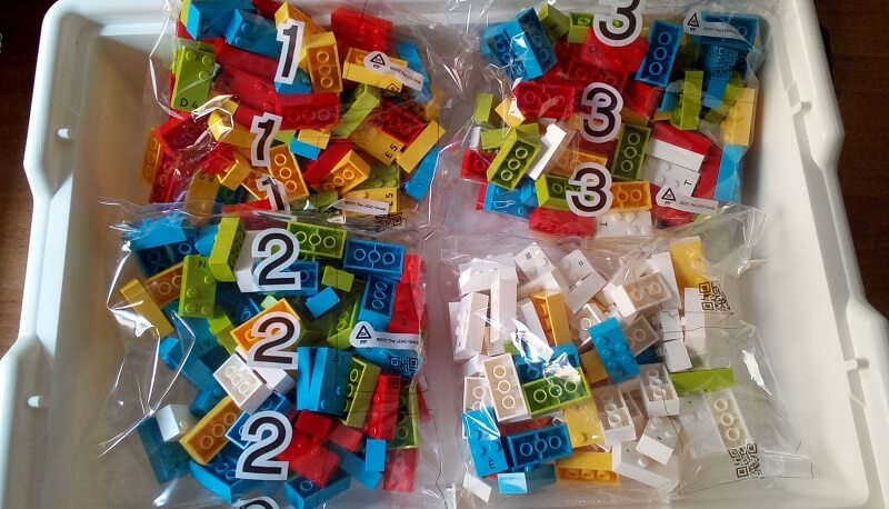 Una delle prime confezioni di Lego Braille arrivate in Italia. I mattoncini colorati riportano sulla parte superiore lettere e numeri in Braille