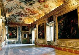 Una bella immagine di una delle splendide sale di Palazzo Bonaccorsi. Gli affreschi hanno toni oro e alle pareti sono custodite opere di grande valore