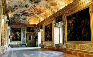 Una bella immagine di una delle splendide sale di Palazzo Bonaccorsi. Gli affreschi hanno toni oro e alle pareti sono custodite opere di grande valore