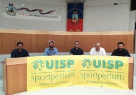 La conferenza stampa per presentare il corso di vela. Seduti al tavolo, nella sala consiliare del comune di San Benedetto del Tronto ci sono l'assessore Sanguigni, il presidente Uisp regionale Ricciatti, il presidente Uici Marche Vittori, il segretario Uisp Ascoli, Costantini e il presidente Uisp Ascoli, Ficcadenti. Campeggia uno striscione giallo con la scritta Uisp in verde