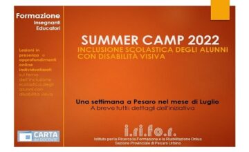 La locandina del Summer campo di Pesaro. Su sfondo arancione le indicazioni del corso rivolto a insegnanti ed educatori