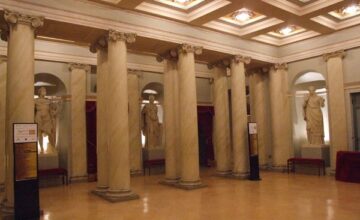 L'interno del teatro Ventidio Basso con le colonne che precedono l'ingresso in sala