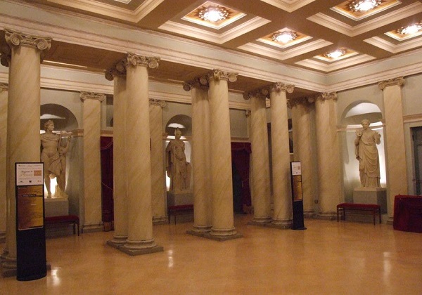 L'interno del teatro Ventidio Basso con le colonne che precedono l'ingresso in sala