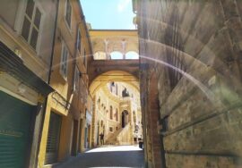 Una bella immagine del centro storico di Fermo. I riflessi del sole creano un semi cerchio illuminando una delle vie di accesso alla piazza principale