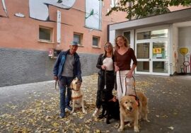 Nel cortile della scuola Faiani, posano sorridenti Mario Sansoni, Stefania Terrè e Claudia Belli con i loro splendidi cani guida. Sono in attesa di entrare per la lezione dedicata alla giornata nazionale