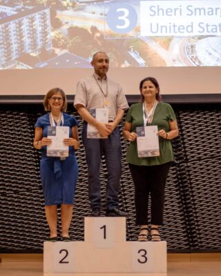 Daniele sul podio al primo posto, con la medaglia e un diploma in mano. Al secondo e terzo gradino le altre concorrenti