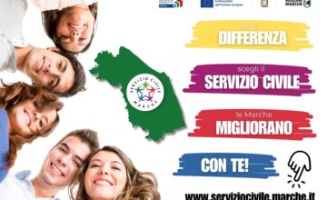 La locandina del servizio civile regionale 2024. Su sfondo bianco, a sinistra i volti di 5 ragazzi si affacciano dall'alto sorridenti. Al centro la cartina della regione Marche in verde con il logo del servizio civile. A destra, su strisce colorate, la scritta: Fai la differenza, scegli il servizio civile, le Marche migliorano con te