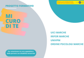 La locandina del progetto. Su sfondo bianco, due grandi cerchi verde e grigio che compaiono in parte in alto a destra e a sinistra. Nel cerchio verde c'è il logo dell'Unione Buddhisti, in giallo. In quello grigio, il titolo del progetto Mi curo di te, su tre righe, sottolineato da bande colorate dall'arancio al rosa. In basso, su sfondo verde, la scritta: per umanizzare le cure ospedaliere delle persone con disabilità sensoriali. A destra, i partner del progetto