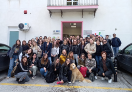 Una immagine di gruppo degli studenti e delle studentesse che hanno partecipato al laboratorio di Macerata del progetto Mi curo di te