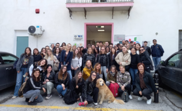 Una immagine di gruppo degli studenti e delle studentesse che hanno partecipato al laboratorio di Macerata del progetto Mi curo di te