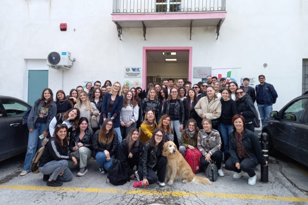 Una immagine di gruppo degli studenti e delle studentesse che hanno partecipato al laboratorio di Macerata del progetto Mi curo di te
