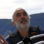 Il presidente Andrea Cionna in una espressione sorridente mentre naviga sulla sua barca a vela