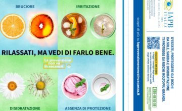 La locandina della campagna 2025: Su sfondo verde e azzurro sfumati, quattro figure doppiate con l'effetto dei raggi del sole, del vento e della sabbia. Sono una fetta di arancia, un bicchiere di gelato alla fragola, una margherita e un bicchiere di the al limone