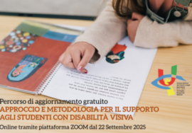 Una bambina è intenta a leggere un libro scritto e illustrato, aperto su una scrivania. Si vedono le sue braccia e la sua mano che segue le lettere