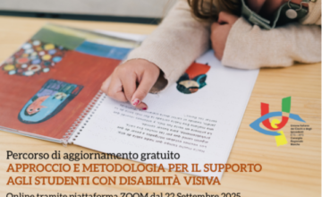 Una bambina è intenta a leggere un libro scritto e illustrato, aperto su una scrivania. Si vedono le sue braccia e la sua mano che segue le lettere