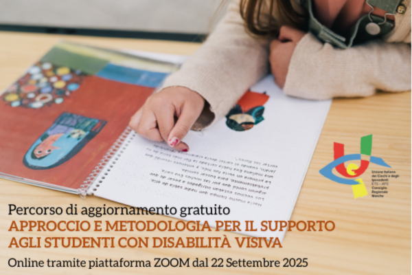 Una bambina è intenta a leggere un libro scritto e illustrato, aperto su una scrivania. Si vedono le sue braccia e la sua mano che segue le lettere