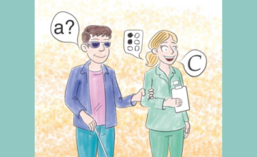 Una delle vignette presenti nell'opuscolo. Una infermiera, vestita di verde, accompagna in ascensore un paziente non vedente che ha in mano un bastone e le tiene il braccio. Il paziente dice: A? L'infermiera risponde: C