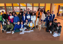 Una bella foto di gruppo: tutti gli studenti posano sorridenti insieme alle insegnanti e alla nostra Alessandra che ha al guinzaglio il bellissimo Basco