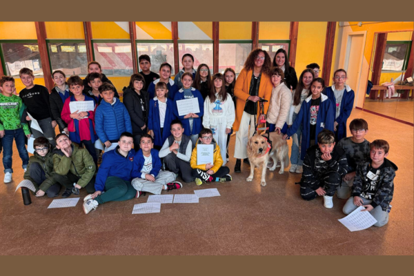 Una bella foto di gruppo: tutti gli studenti posano sorridenti insieme alle insegnanti e alla nostra Alessandra che ha al guinzaglio il bellissimo Basco