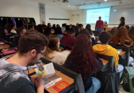 Una immagine dall'aula gremita nella lezione odierna. I ragazzi, di spalle, seguono la lezione. Sul tavolo dei relatori, Andrea Cionna, Stefania Terrè ed Emanuela Storani