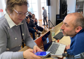 Un momento del corso 2025. Una socia con il cellulare in mano chiede informazioni al docente che è in cattedra