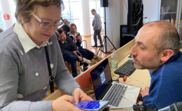 Un momento del corso 2025. Una socia con il cellulare in mano chiede informazioni al docente che è in cattedra