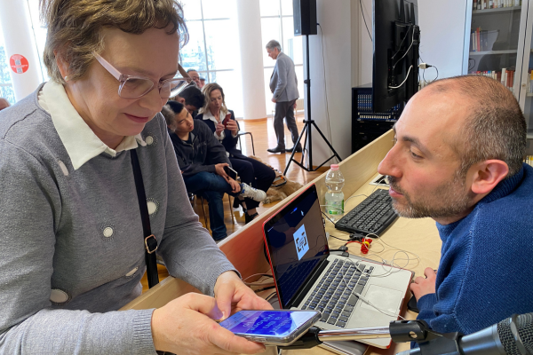 Un momento del corso 2025. Una socia con il cellulare in mano chiede informazioni al docente che è in cattedra