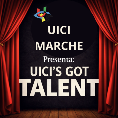 Sipario rosso che si apre. Dentro su sfondo nero: " UICI Marche presenta: UICI'S GOT TALENT "