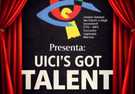 Sipario rosso che si apre. Dentro su sfondo nero: " UICI Marche presenta: UICI'S GOT TALENT "
