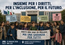 Immagine grafica di manifestazione pacifica davanti a Palazzo Raffaello con ragazzi ciechi, ipovedenti e con disabilità uditiva, insieme a famiglie e sostenitori, per difendere il diritto allo studio e ai servizi per la disabilità sensoriale. In evidenza uno striscione sui diritti e cartelli dedicati a inclusione, accessibilità e comunicazione.