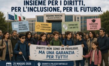 Immagine grafica di manifestazione pacifica davanti a Palazzo Raffaello con ragazzi ciechi, ipovedenti e con disabilità uditiva, insieme a famiglie e sostenitori, per difendere il diritto allo studio e ai servizi per la disabilità sensoriale. In evidenza uno striscione sui diritti e cartelli dedicati a inclusione, accessibilità e comunicazione.