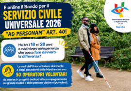 Fotografia di una persona non vedente accompagnata mentre passeggia in un parco e il seguente testo: È online il Bando per il Servizio Civile Universale 2026 "ad personam" art. 40! Hai tra i 18 e i 28 anni e vuoi vivere un'esperienza che possa fare davvero la differenza? Le sedi dell'Unione Italiana dei Ciechi e degli Ipovedenti delle Marche cercano 50 operatori volontari da inserire in progetti dedicati all'accompagnamento dei grandi invalidi e delle persone cieche e ipovedenti.