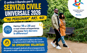 Fotografia di una persona non vedente accompagnata mentre passeggia in un parco e il seguente testo: È online il Bando per il Servizio Civile Universale 2026 "ad personam" art. 40! Hai tra i 18 e i 28 anni e vuoi vivere un'esperienza che possa fare davvero la differenza? Le sedi dell'Unione Italiana dei Ciechi e degli Ipovedenti delle Marche cercano 50 operatori volontari da inserire in progetti dedicati all'accompagnamento dei grandi invalidi e delle persone cieche e ipovedenti.