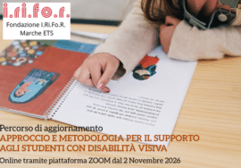 Immagine di una bambina che sfoglia un libro in braille e tattile