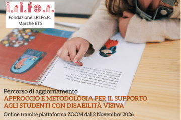 Immagine di una bambina che sfoglia un libro in braille e tattile